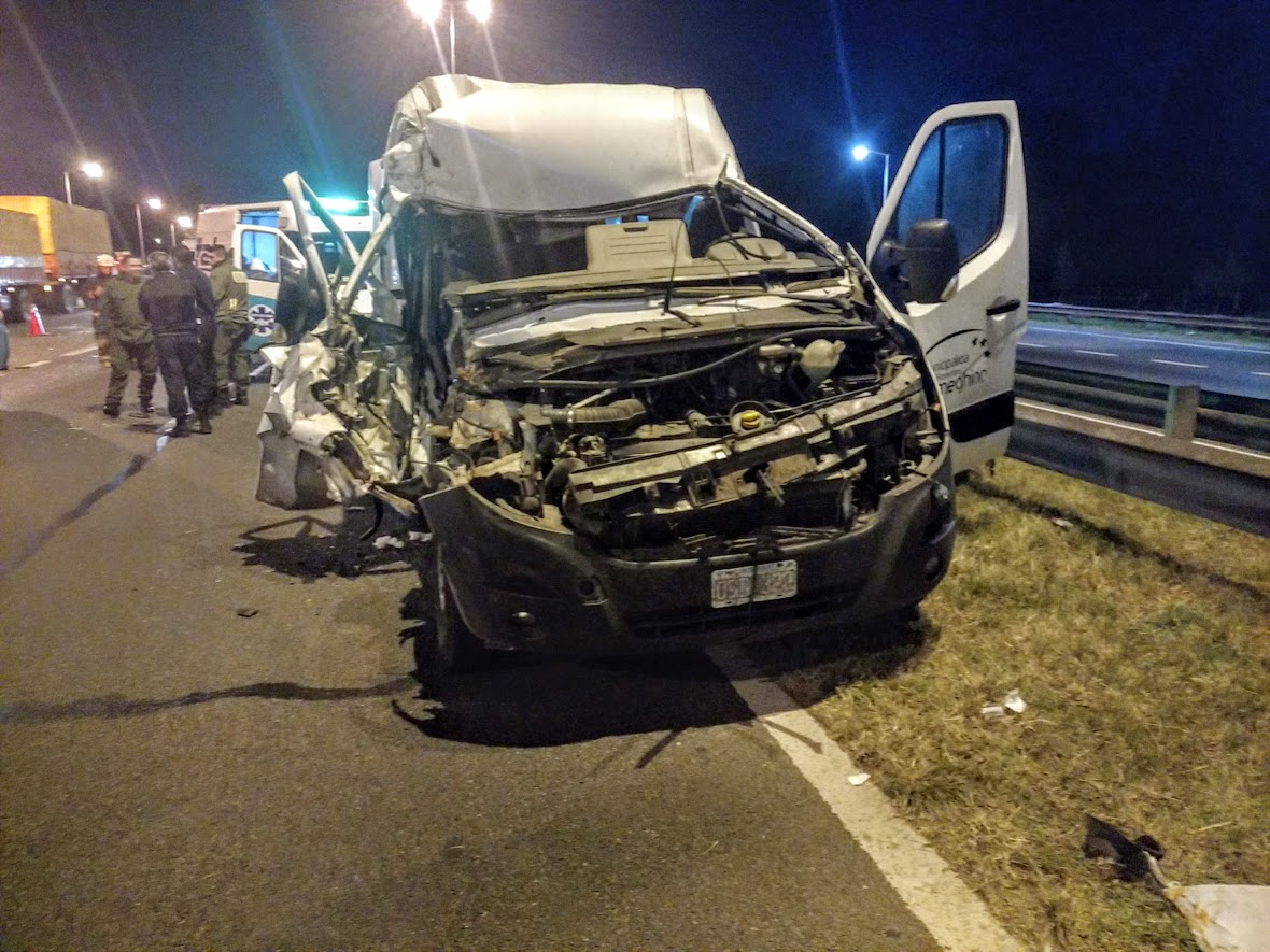 Camioneta con pacientes ambulatorios chocó a un camión en la autopista