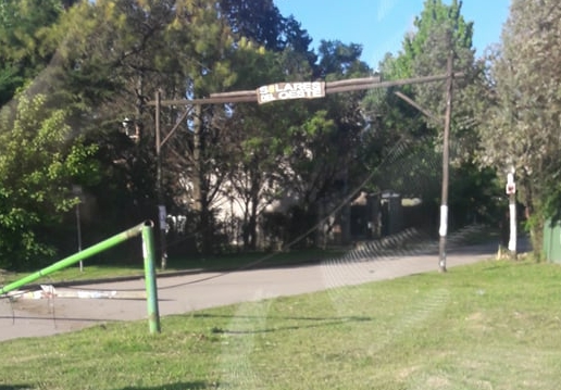 camion-arrastro-postes-solares-del-oeste-1
