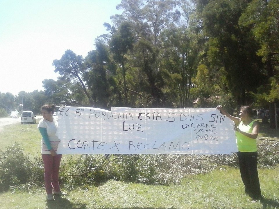 Vecinos de El Porvenir reclamaron por falta de energía frente al Hospital Sommer