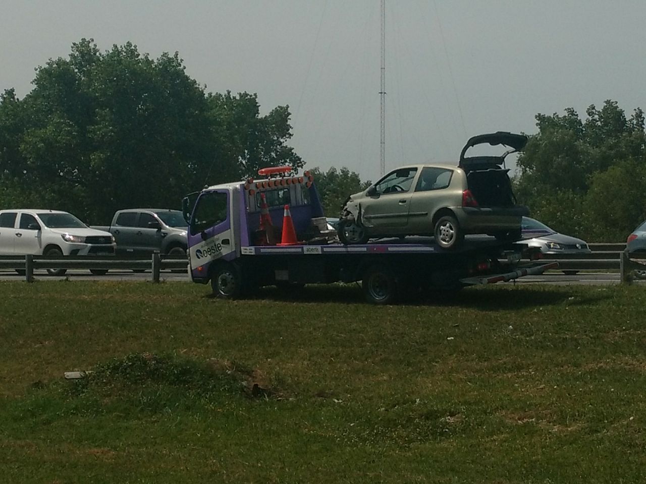 Un auto chocó contra el guardarrail en un confuso accidente en el Acceso Oeste