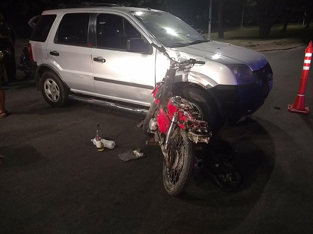 Circulaban borrachos en una moto, llevaban las botellas en la mano y casi se matan