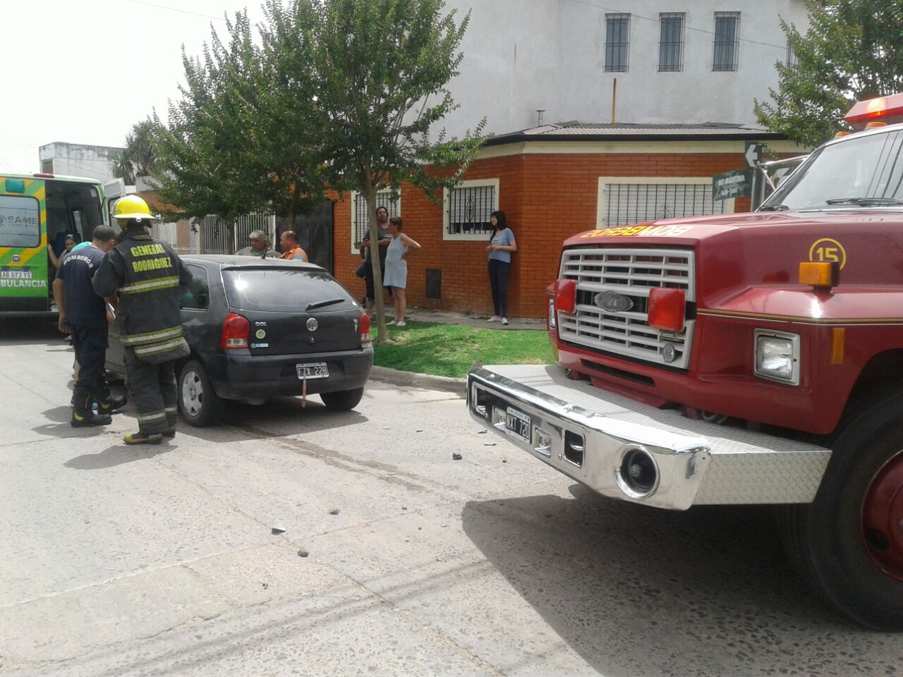 Fuerte choque entre un auto y un camión municipal
