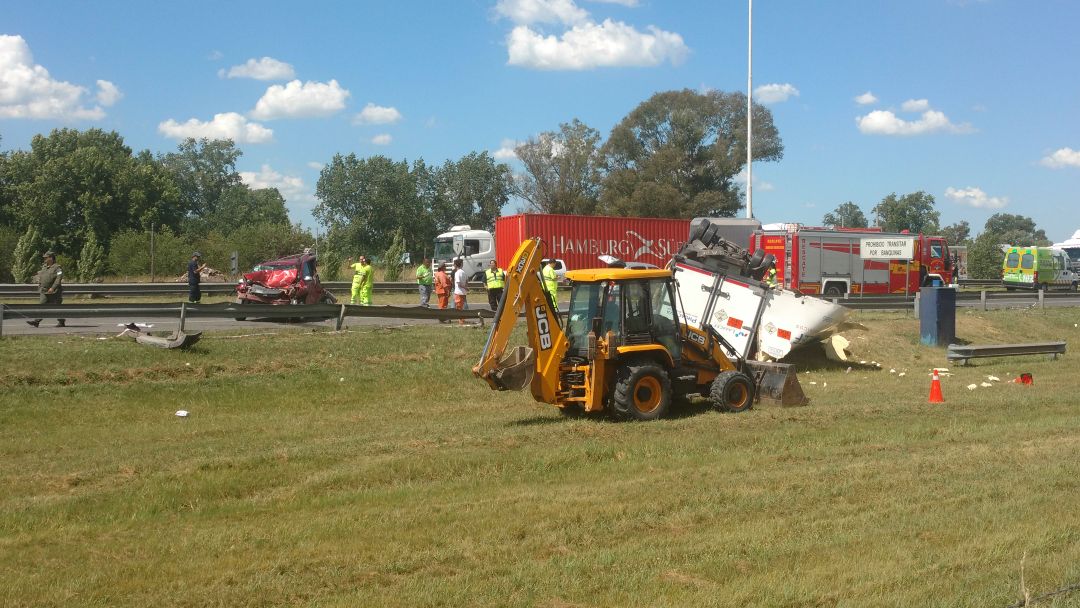Dos camiones protagonizaron un importante choque múltiple en el Acceso Oeste
