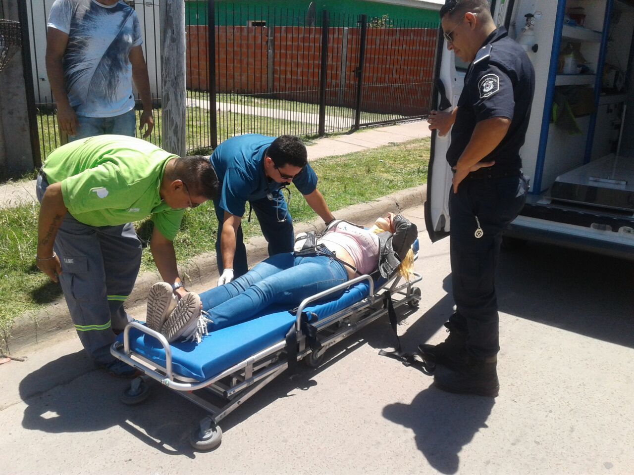 Una mujer cayó de su moto al chocar una camioneta estacionada
