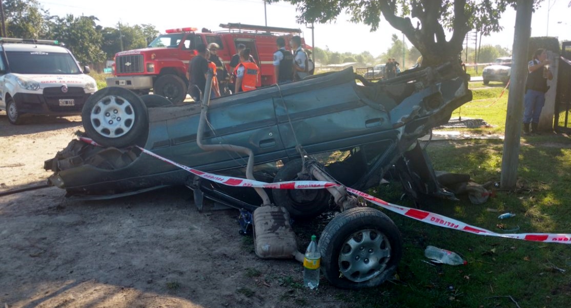 Auto perdió el control y en el vuelco murió su conductor al salir despedido