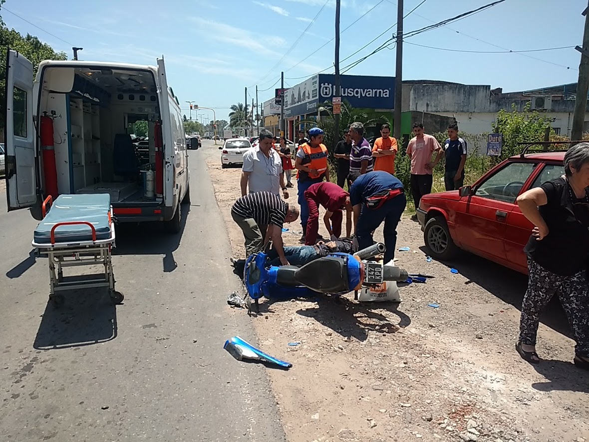Motociclista se fue a la banquina y chocó a un auto detenido