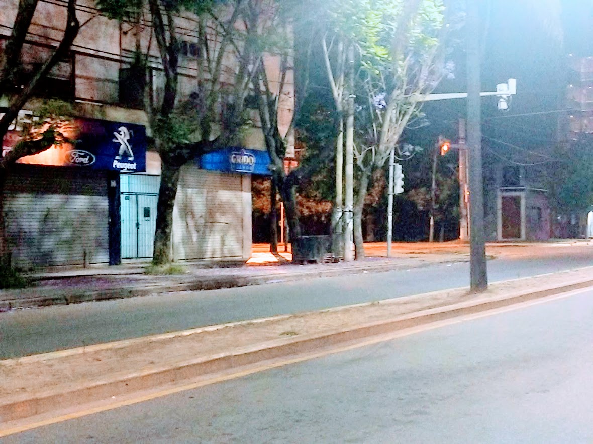 La golpearon en pleno centro para robarle el celular