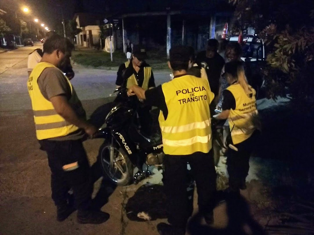 Moto chocó a un auto en la zona Sur y quedó un hombre en estado delicado