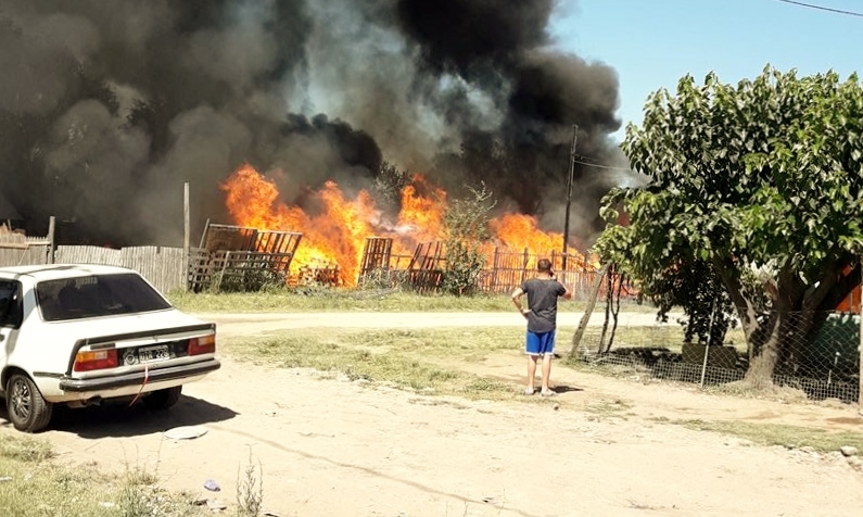 El incendio de la maderera habría afectado a viviendas, una de ellas salvada por los vecinos