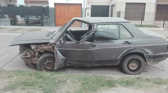 Vecinos reclaman en retiro de un auto chocado y un colectivo incendiado