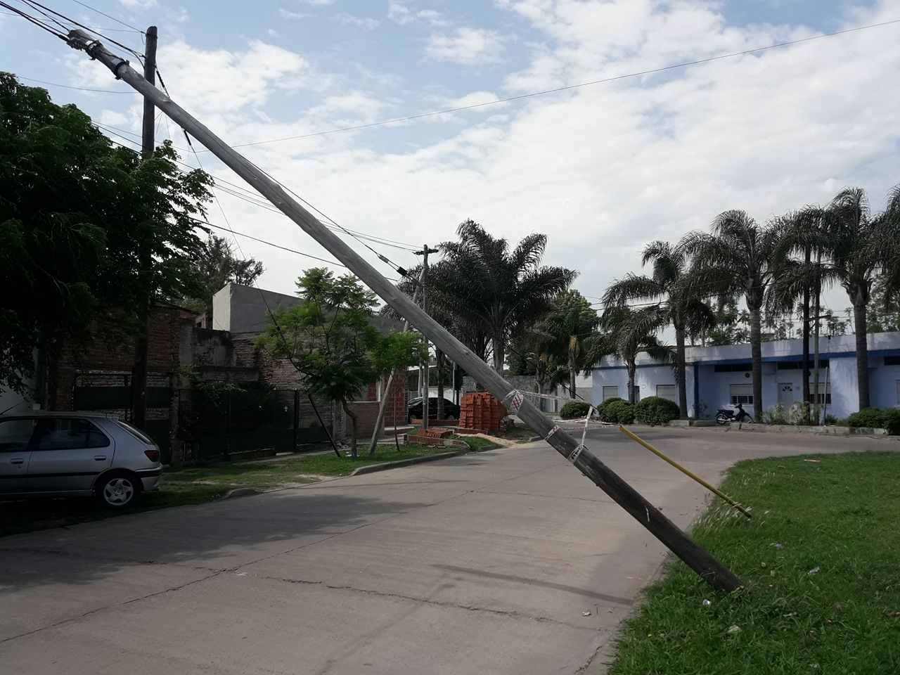 Poste semi caído amenaza a los vecinos del barrio Juan José