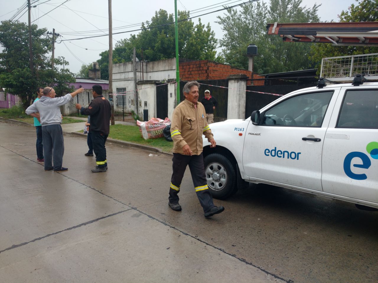 Otro camión volvió a derribar cables y dejó sin energía a varias manzanas de la zona sur