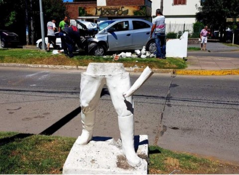 Un accidente destrozó el monumento al bombero en Av. España
