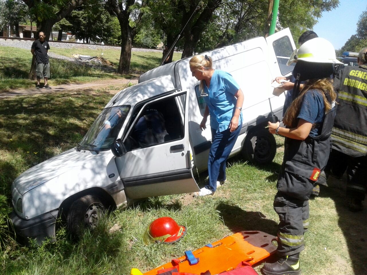 Perdió el control de su camioneta y terminó en una zanja