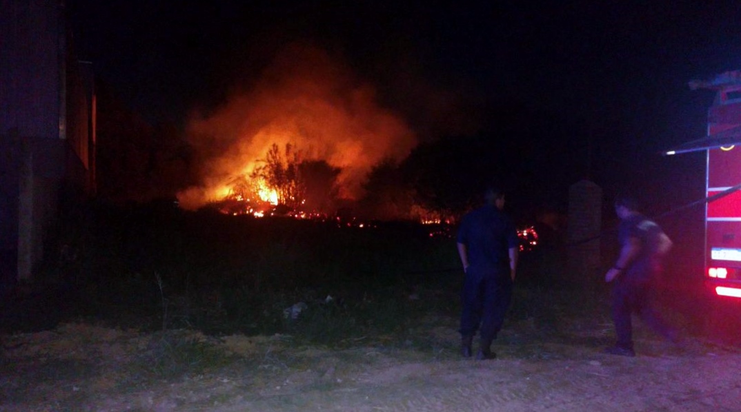 Múltiples incendios de pastizales generan decenas de salidas de bomberos