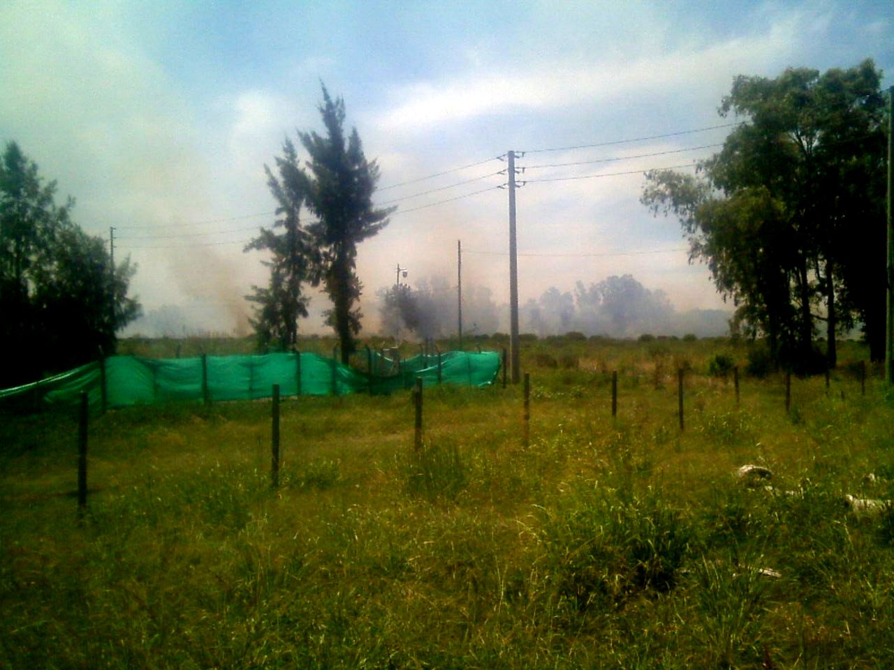 Un incendio de pastizales generó preocupación en el barrio Los Aromos