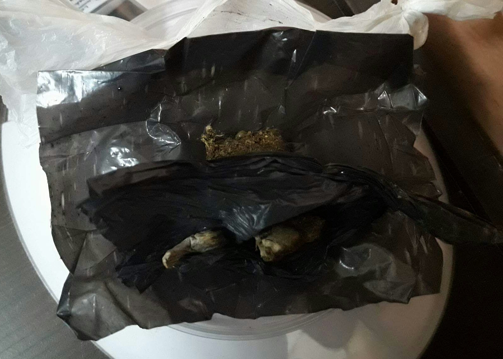 Los encontraron con drogas y los detuvieron