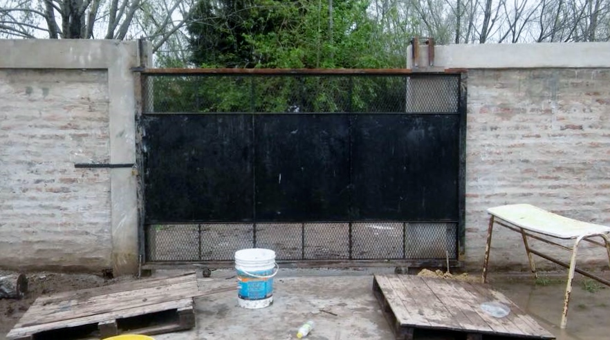 Volvieron a robar el portón de un jardín e intentaron llevarse el tanque de agua