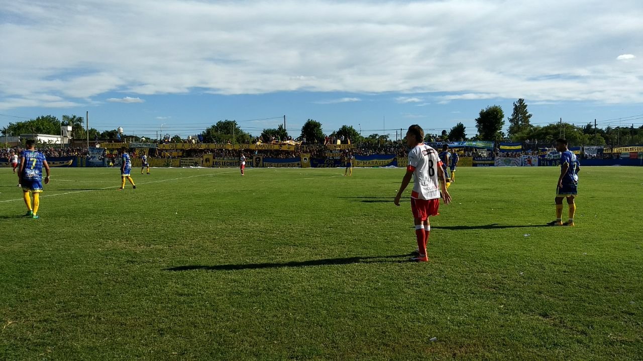 Alem perdió el clásico en Rodríguez y dejó pasar la chance de subirse a la punta