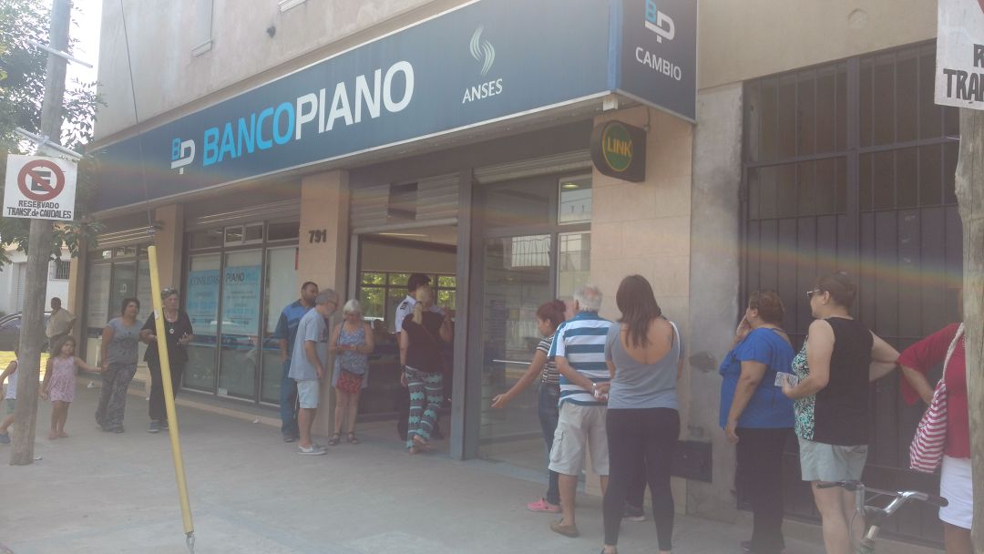 Enojos por demora en los cobros del Banco Piano a raíz de un problema eléctrico