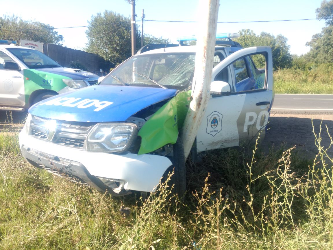 Un patrullero chocó contra un poste de luz de la Ruta 7