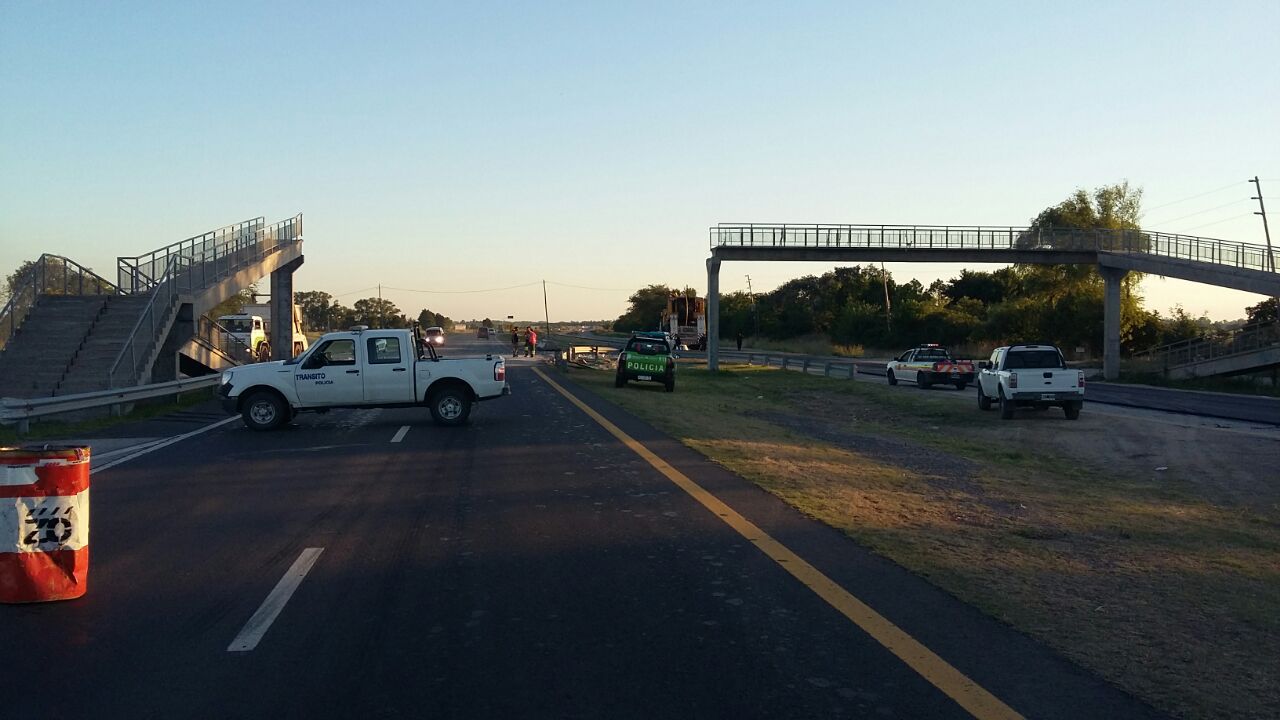 Una grúa derribó un puente peatonal de la Ruta 6