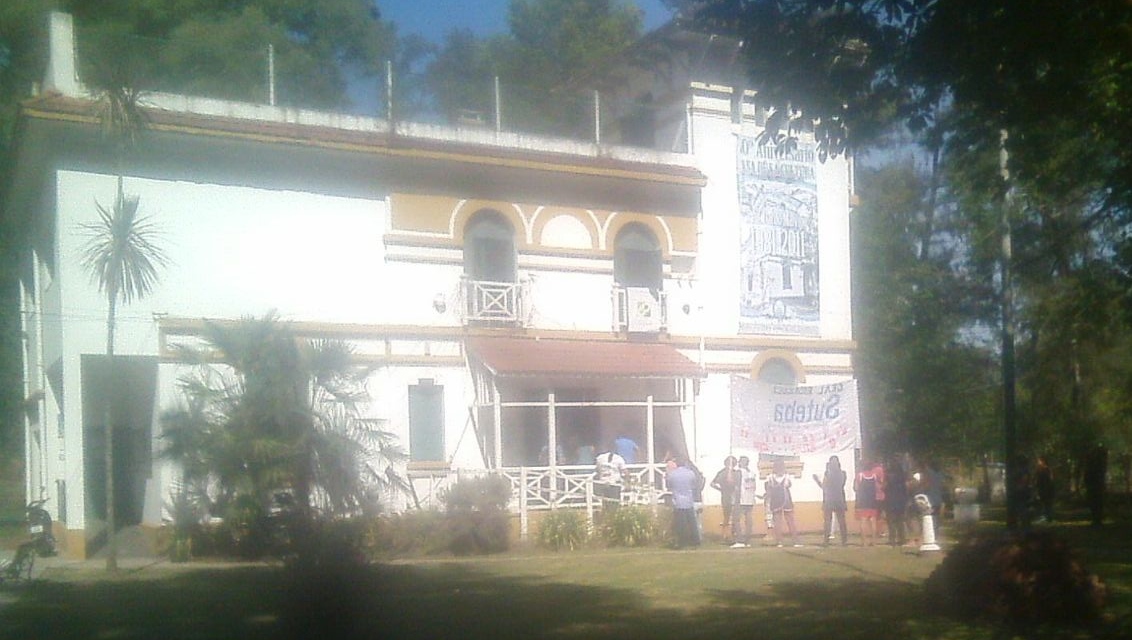 Manifestación y pedido de gremios docentes en la Casa de la Cultura