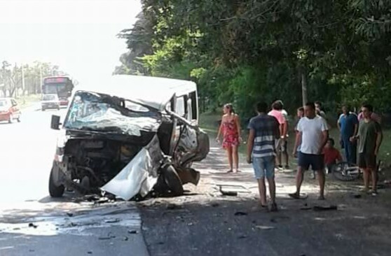 Violenta colisión en la Ruta 7 entre una camioneta y un camión