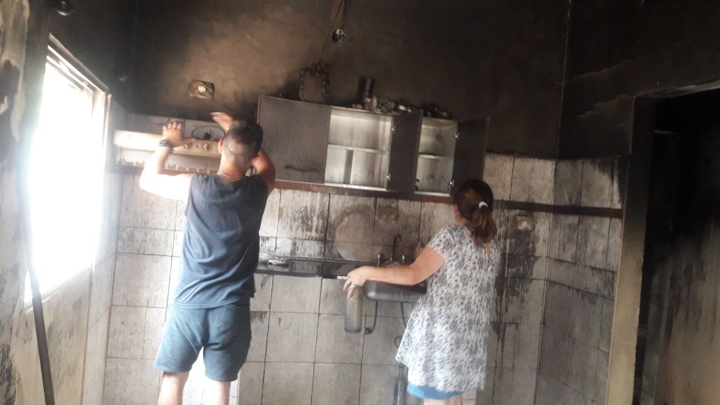Una joven y sus dos hijos perdieron todo al incendiarse su casa