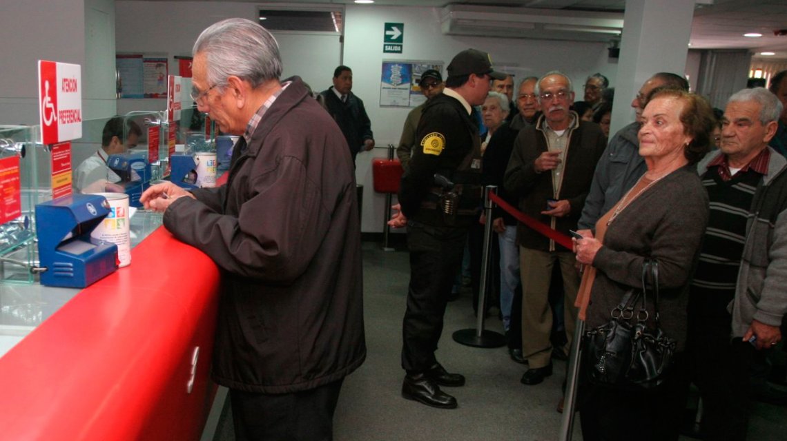 Bancarios no garantizan para hoy el pago a jubilados, pensionados y beneficiarios de AUH