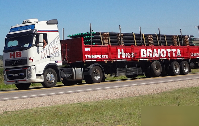 Murió camionero rodriguense al descargar caños para un gasoducto