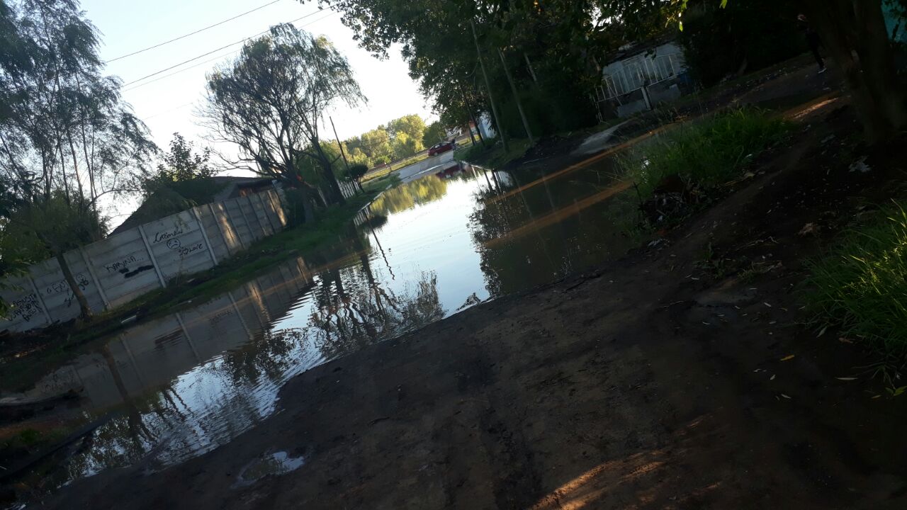 Mientras planifican el avance de las obras hidráulicas, la última lluvia dejó malestar en los barrios