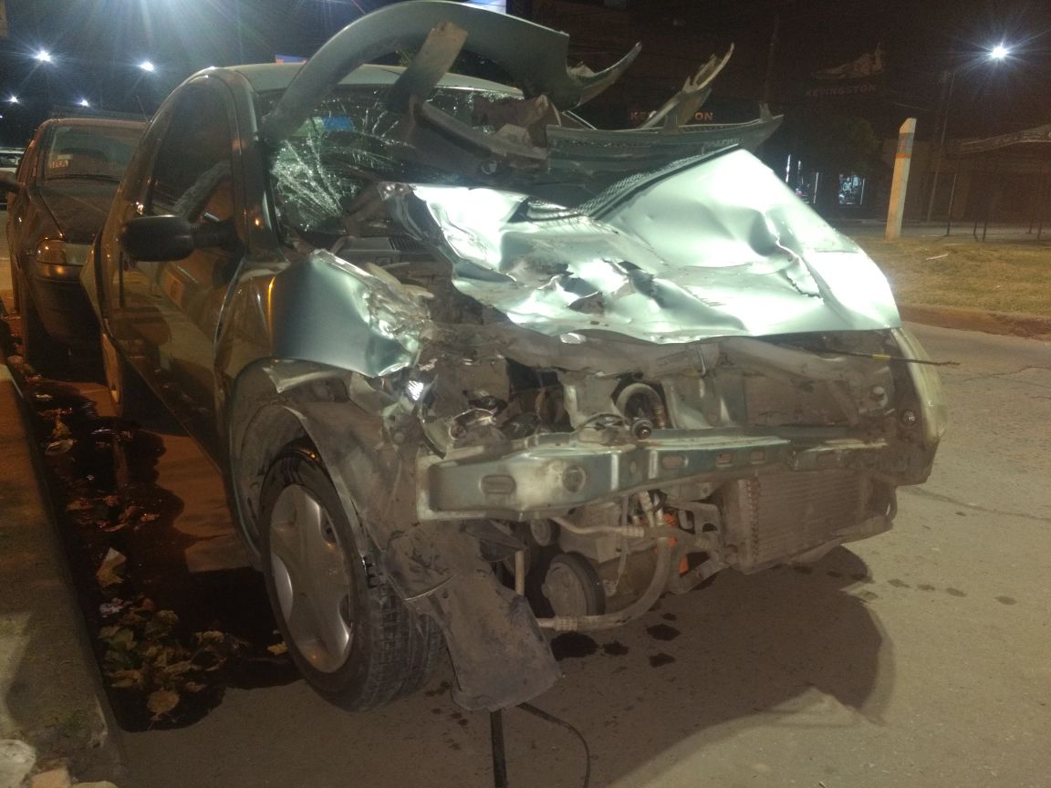 Chocó dos autos estacionados en zona céntrica