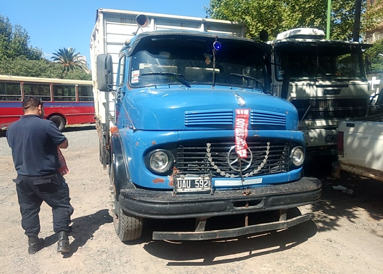 Secuestraron un camión que se rompió y pinchó su carga química en pleno centro