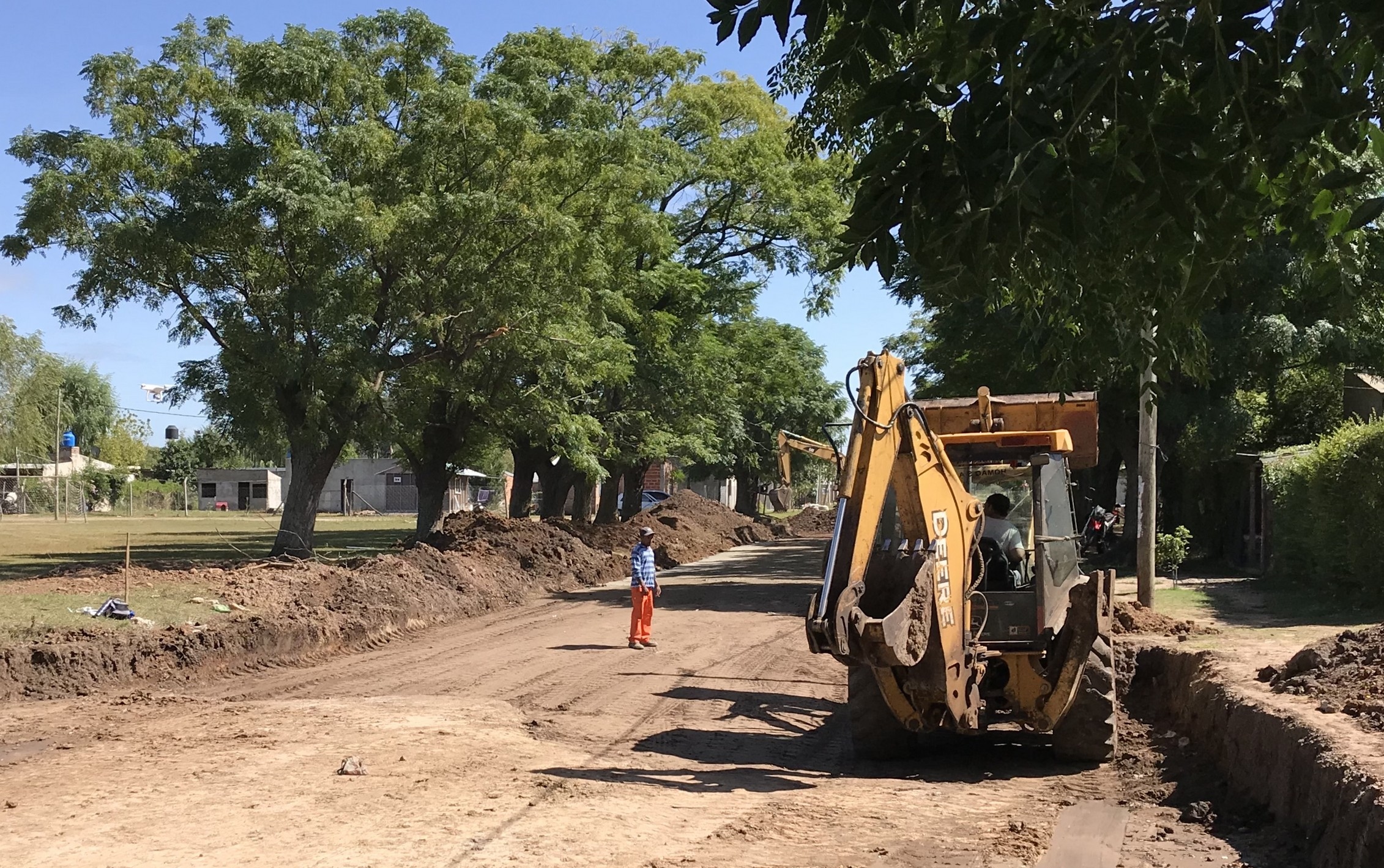Se iniciaron trabajos para un asfalto en un barrio rural