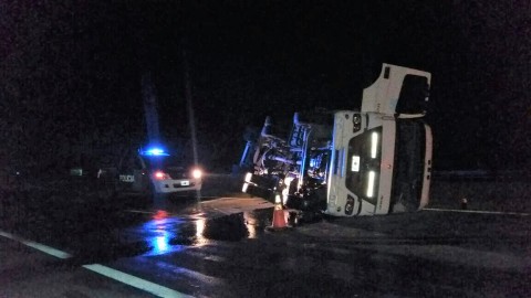 Un camión volcó en un accidente sobre la Ruta 6
