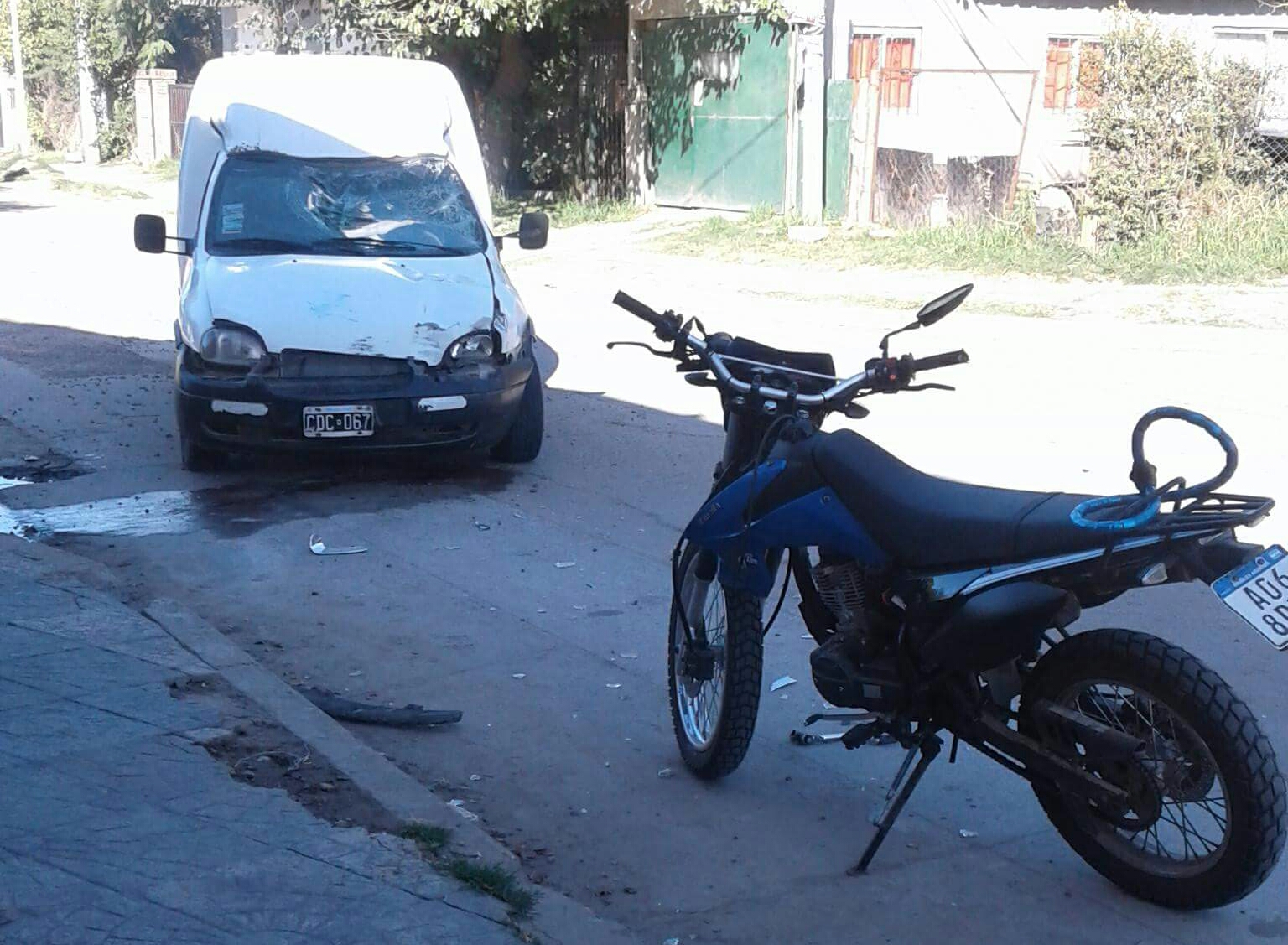 Chocaron un auto y una moto en Concejal Hernández y Aristóbulo del Valle