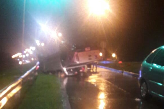 Una camioneta volcó en el Acceso Oeste