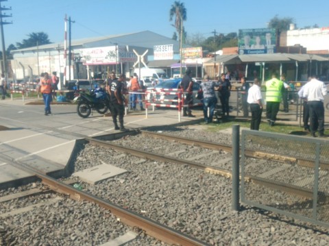 Un tren atropelló a una mujer y a un nene en el cruce Malvinas