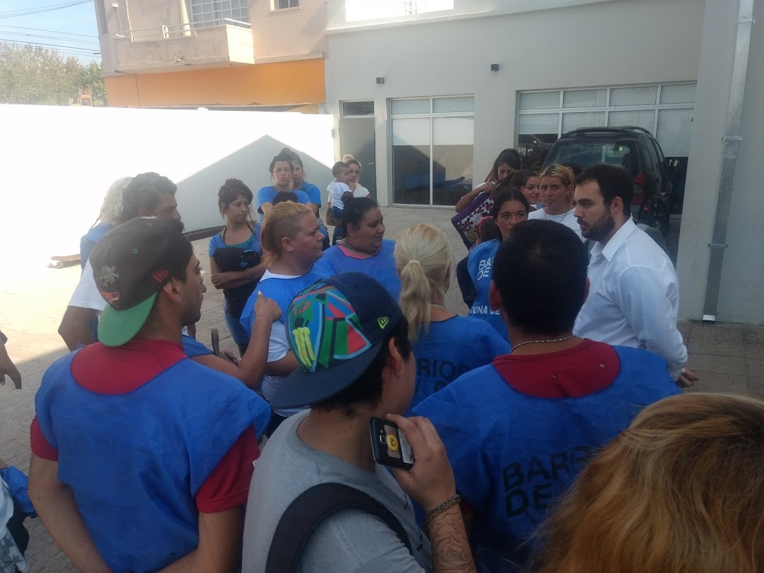 Discusiones en la puerta del ANSES local en reclamo de un movimiento social