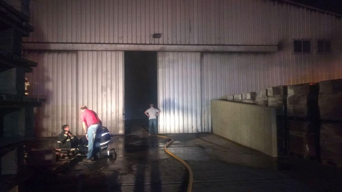 Gran incendio en un fábrica de mosaicos de la Colectora Sur