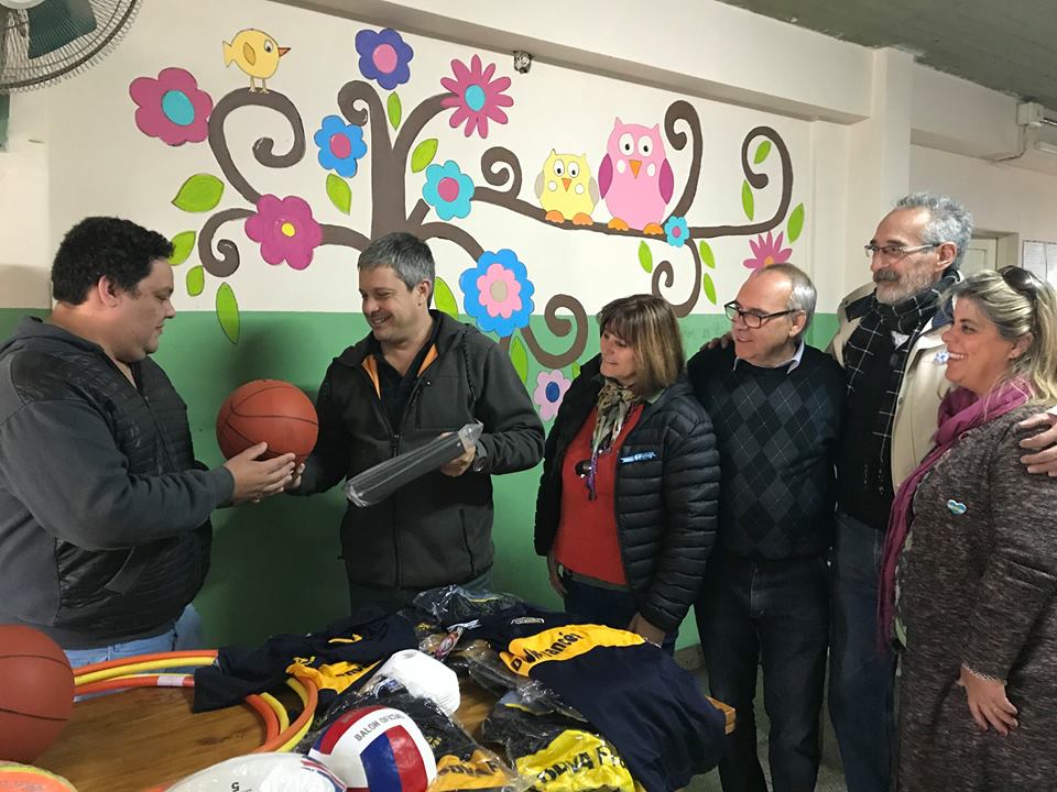 El Municipio entregó kits escolares a una escuela de educación especial