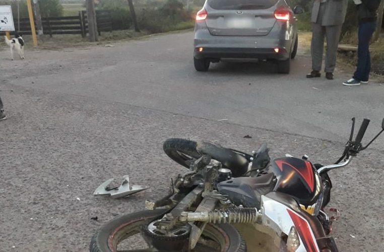 Una moto y un auto chocaron en la zona de Malvinas