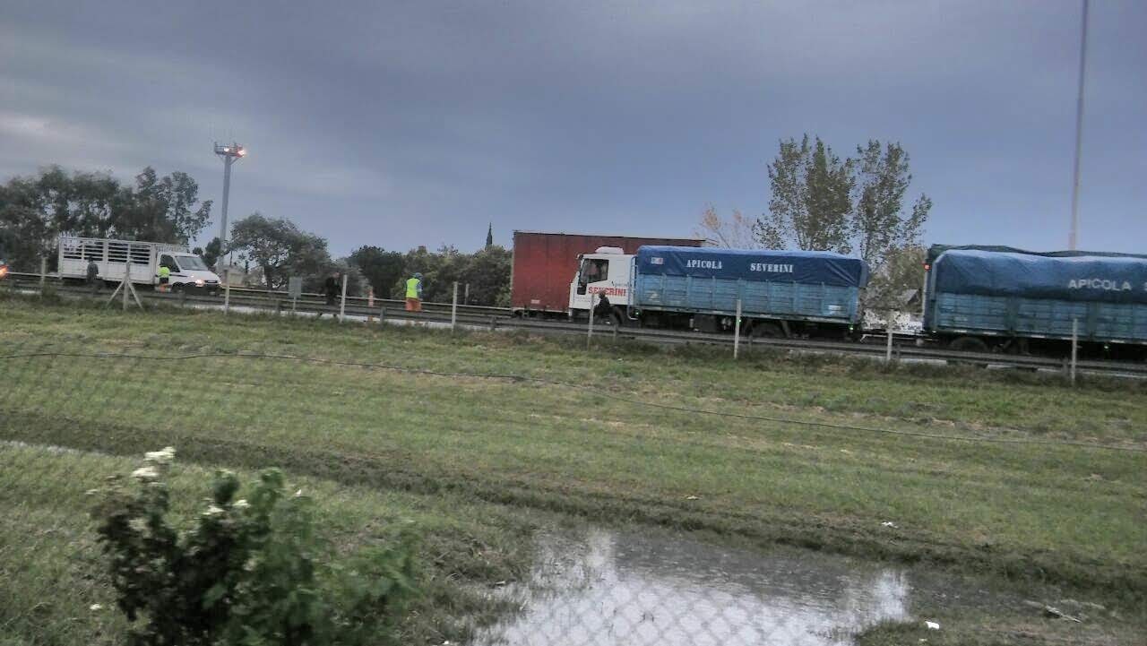 Dificultades en el Acceso Oeste: Un accidente y un corte de ATE por un paro del Sommer