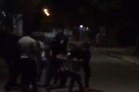 Pelea callejera y policías heridos frente a un bar céntrico