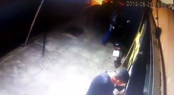 Le robaron la moto, localizó al ladrón y lo fue a buscar a su casa