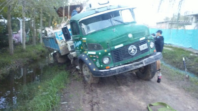 camion-encajado-en-los-aromos-1