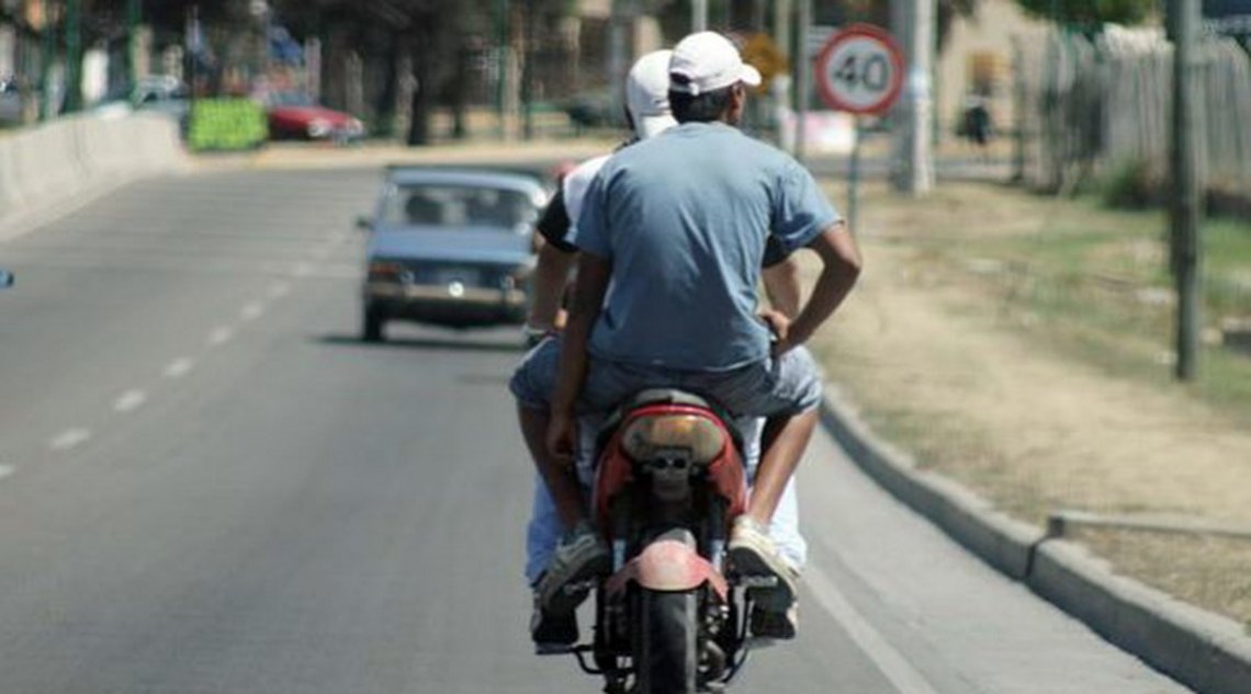 Motochorros en moto roja siguen robando a mujeres y nenas en el lado Sur del centro