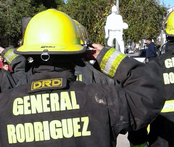 Los bomberos celebraron frente a su monumento repuesto tras el accidente de enero