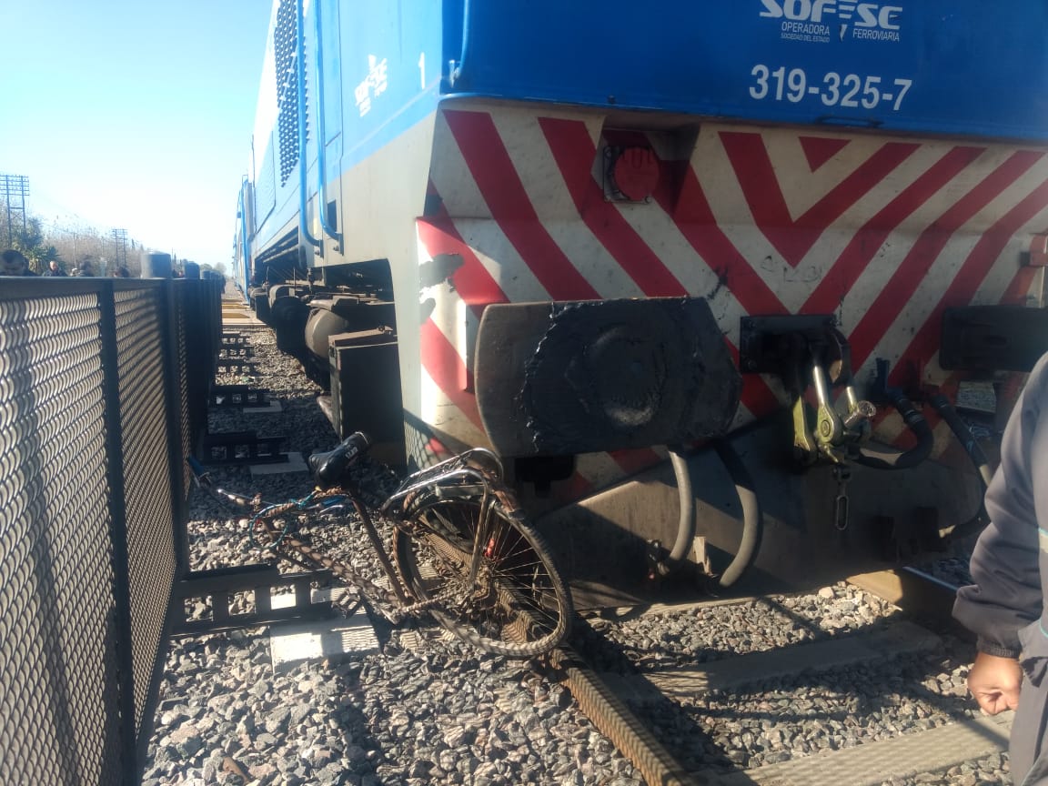 El tren atropelló a un ciclista en un cruce de vías céntrico